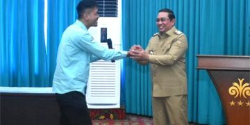 Pj Bupati Sumedang Yudia Ramli memberi hadiah umroh gratis kepada Kepala Puskesmas Surian Dodi Suprianto atas dedikasinya yang mengabdi selama 5 tahun lebih sebagai dokter di Puskesmas Surian. (FOTO: Humas Kabupaten Sumedang)