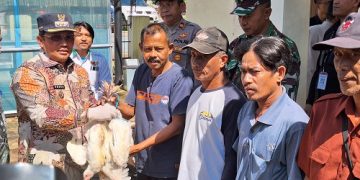 Sejumlah warga Kecamatan Surian menerima bantuan Kartu Tangkal Kemiskinan (Tangkis) serta bantuan ternak ayam sentul dari Pemerintah Kabupaten Sumedang.
