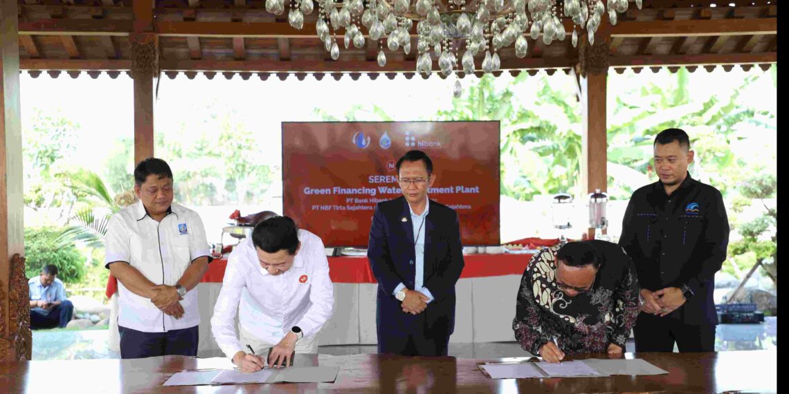Pj. Bupati Bekasi Dani Ramdan Didampingi Direktur Utama Perumda Tirta Bhagasasi Bekasi Reza Lutfi Hasan, Menghadiri penandatanganan kerjasama antara PT. Bintang Mahameru Sejahtera dan PT. Bank Hibank Indonesia. Bertempat di Pendopo Area WTP 2, Metland Cibitung, Desa Telaga Murni, Kecamatan Cikarang Barat. Pada Senin, (29/07/2024). FOTO : ENDAR RAZIQ B / NEWSROOM DISKOMINFOSANTIK