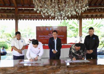 Pj. Bupati Bekasi Dani Ramdan Didampingi Direktur Utama Perumda Tirta Bhagasasi Bekasi Reza Lutfi Hasan, Menghadiri penandatanganan kerjasama antara PT. Bintang Mahameru Sejahtera dan PT. Bank Hibank Indonesia. Bertempat di Pendopo Area WTP 2, Metland Cibitung, Desa Telaga Murni, Kecamatan Cikarang Barat. Pada Senin, (29/07/2024). FOTO : ENDAR RAZIQ B / NEWSROOM DISKOMINFOSANTIK