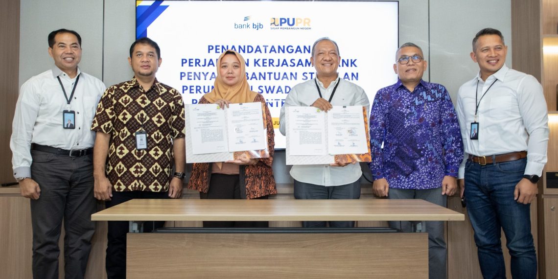 bank bjb menandatangani Memorandum of Understanding (MOU) dengan Kementerian Pekerjaan Umum dan Perumahan Rakyat (PUPR) terkait Penyaluran Bantuan Stimulan Perumahan Swadaya (BSPS) di Provinsi Banten untuk Tahun Anggaran 2024. Acara penandatanganan ini berlangsung di Kantor Balai Pelaksanaan Penyediaan Perumahan Jawa I, Wisma Karya, Jakarta Selatan, Jumat (5/7).