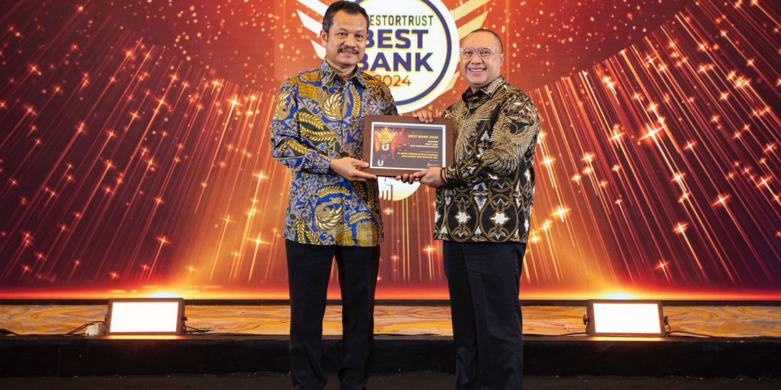 Kembali meraih penghargaan atas kinerjanya, Bank Pembangunan Daerah Jawa Barat dan Banten (bank bjb) dinobatkan sebagai Best Bank 2024 untuk kategori “Best ESG Bank BPD” pada ajang The Best Bank Awards 2024 yang diselenggarakan oleh Investortrust.id. Penghargaan ini diterima oleh Senior Executive Vice President Credit Risk bank bjb Galis Prasetya pada Kamis (11/7) di Jakarta.