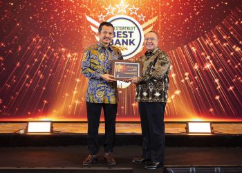 Kembali meraih penghargaan atas kinerjanya, Bank Pembangunan Daerah Jawa Barat dan Banten (bank bjb) dinobatkan sebagai Best Bank 2024 untuk kategori “Best ESG Bank BPD” pada ajang The Best Bank Awards 2024 yang diselenggarakan oleh Investortrust.id. Penghargaan ini diterima oleh Senior Executive Vice President Credit Risk bank bjb Galis Prasetya pada Kamis (11/7) di Jakarta.