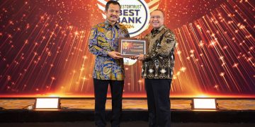 Kembali meraih penghargaan atas kinerjanya, Bank Pembangunan Daerah Jawa Barat dan Banten (bank bjb) dinobatkan sebagai Best Bank 2024 untuk kategori “Best ESG Bank BPD” pada ajang The Best Bank Awards 2024 yang diselenggarakan oleh Investortrust.id. Penghargaan ini diterima oleh Senior Executive Vice President Credit Risk bank bjb Galis Prasetya pada Kamis (11/7) di Jakarta.
