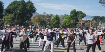 Car Free Day (CFD) kembali digelar setelah vakum empat tahun di sepanjang jalan Prabu Geusan Ulun, dari Bundaran Binokasih hingga kawasan Alun-alun Sumedang, pada Minggu pagi, 14 Juli 2024. Pj Bupati Sumedang Yudia Ramli membuka ujicoba CFD di Alun-alun Sumedang mulai pukul 06.00-10.00 WIB.