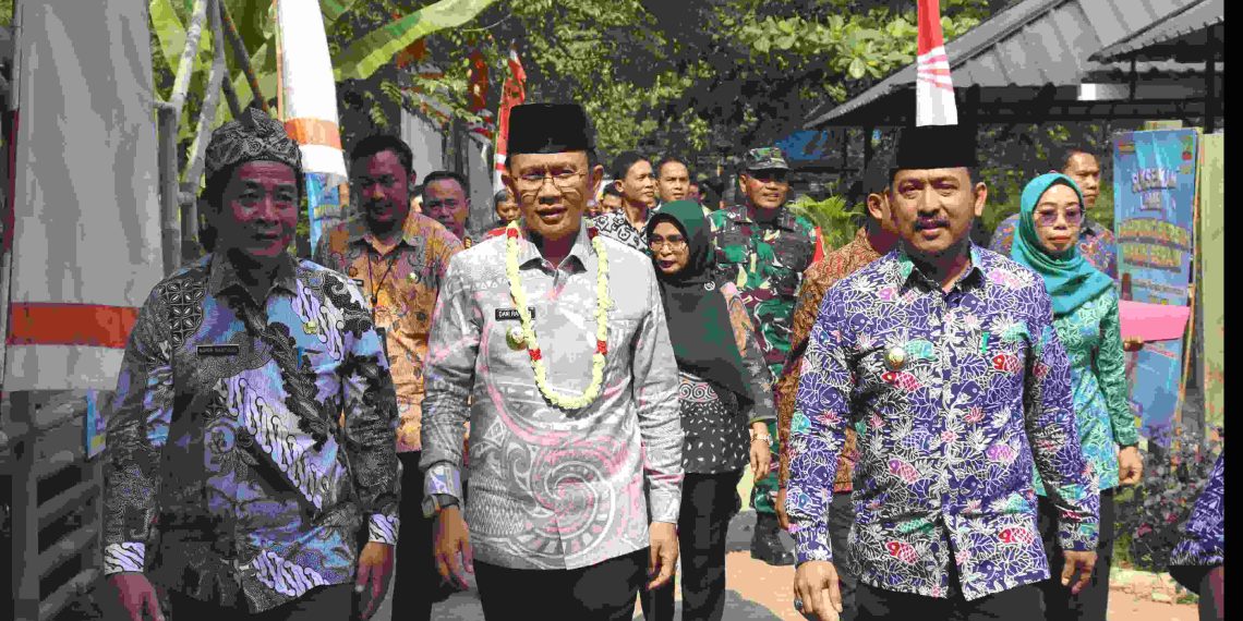 Pj Bupati Dani Ramdan bersama Kepala Desa Cikedokan Gorin Santoso (kiri) dan Camat Cikarang Barat Lukman Hakim, saat menyambangi Desa Cikedokan di Saung Angklung Kamurang, Kamis (18/7/2024).(FOTO: Humas Pemkab Bekasi)