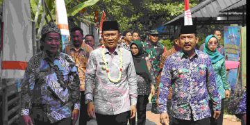 Pj Bupati Dani Ramdan bersama Kepala Desa Cikedokan Gorin Santoso (kiri) dan Camat Cikarang Barat Lukman Hakim, saat menyambangi Desa Cikedokan di Saung Angklung Kamurang, Kamis (18/7/2024).(FOTO: Humas Pemkab Bekasi)