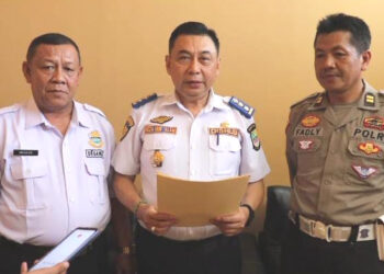 ekretaris Dinas Perhubungan Kabupaten Bekasi, Reza Nuralam (tengah) didampingi Wakil Ketua Organda Kabupaten Bekasi, Irsanadi (kiri) dan Kanit Keamanan dan Keselamatan Lalu-lintas Polres Metro Bekasi, Iptu Muhamad Fadli (kanan) usai menggelar rapat di Kantor Dishub Kabupaten Bekasi, Jl. Industri Cikarang Utara, Selasa (30/7/2024). FOTO : JAJA JAELANI/NEWSROOM DISKOMINFOSANTIK.