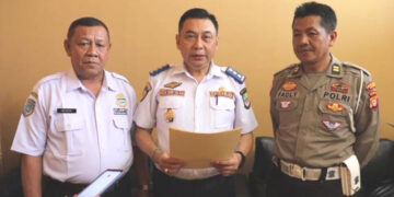 ekretaris Dinas Perhubungan Kabupaten Bekasi, Reza Nuralam (tengah) didampingi Wakil Ketua Organda Kabupaten Bekasi, Irsanadi (kiri) dan Kanit Keamanan dan Keselamatan Lalu-lintas Polres Metro Bekasi, Iptu Muhamad Fadli (kanan) usai menggelar rapat di Kantor Dishub Kabupaten Bekasi, Jl. Industri Cikarang Utara, Selasa (30/7/2024). FOTO : JAJA JAELANI/NEWSROOM DISKOMINFOSANTIK.