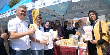 Penjabat Bupati Kuningan, Raden Iip Hidajat mengunjungi stan bank bjb di Hari Koperasi Tingkat Sumedang. Iop berharap bahwa Koperasi dapat menjadi solusi keuangan keluarga.