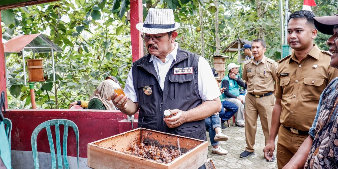 Pj. Bupati Ciamis Engkus Sutisna mengunjungi Stand Pameran Pertanian dan Kampung Madu di Kecamatan Banjaranyar, Kabupaten Ciamis pada pagi hari ini.