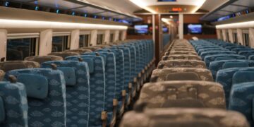 Sejumlah penumpang yang tidak bertanggung jawab telah menyebabkan hilangnya bantal-bantal tersebut, menurunkan kenyamanan perjalanan dan meningkatkan biaya operasional perusahaan.