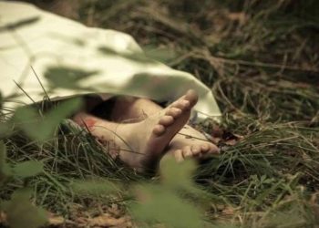 Penemuan sosok mayat dalam kondisi mengenaskan dengan bagian kepala terpisah dari badannya, menggemparkan warga Desa Sukamanis, Kecamatan Kadudampit, Kabupaten Sukabumi. Sosok mayat yang belum bisa dipastikan jenis kelaminnya tersebut, ditemukan seorang warga setempat di kawasan hutan Situ Gunung, pada Selasa (16/07/2024).