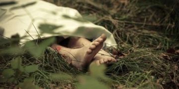 Penemuan sosok mayat dalam kondisi mengenaskan dengan bagian kepala terpisah dari badannya, menggemparkan warga Desa Sukamanis, Kecamatan Kadudampit, Kabupaten Sukabumi. Sosok mayat yang belum bisa dipastikan jenis kelaminnya tersebut, ditemukan seorang warga setempat di kawasan hutan Situ Gunung, pada Selasa (16/07/2024).