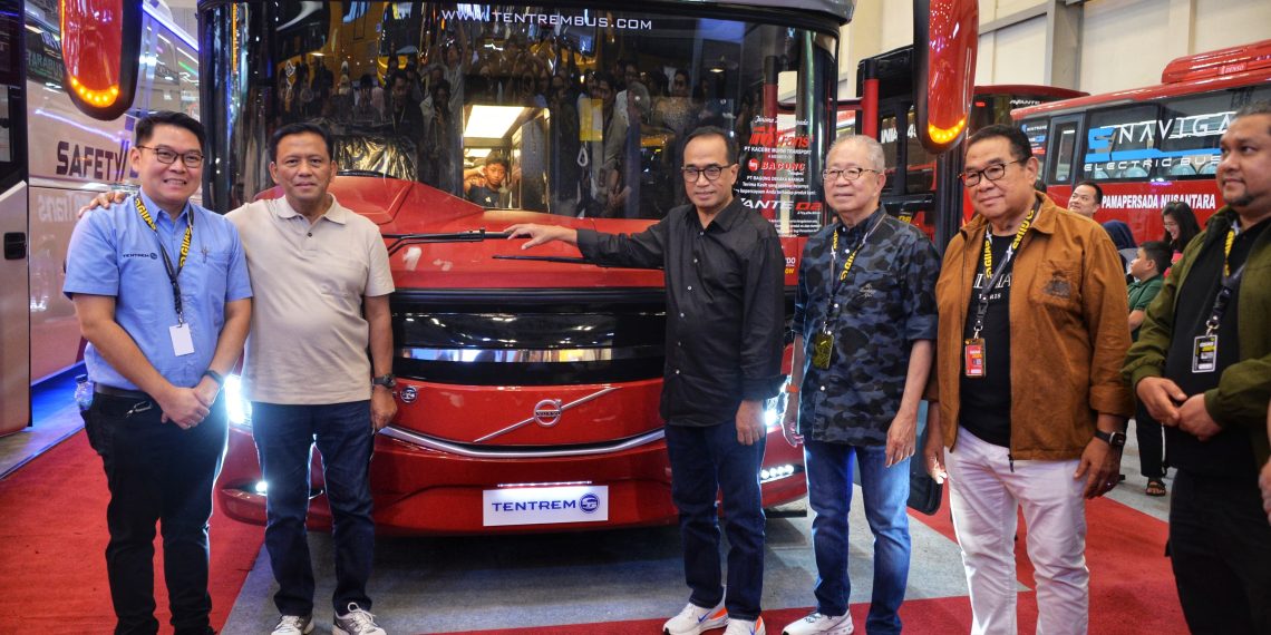 Menteri Perhubungan Budi Karya Sumadi menyampaikan harapannya agar minat masyarakat menggunakan angkutan umum terus meningkat seiring dengan kehadiran bus-bus berkualitas di Gaikindo Indonesia International Auto Show (GIIAS) 2024 di ICE BSD, Tangerang, Banten, pada hari Minggu (21/7).(FOTO: Humas Kemenhub)