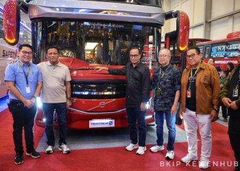 Menteri Perhubungan Budi Karya Sumadi menyampaikan harapannya agar minat masyarakat menggunakan angkutan umum terus meningkat seiring dengan kehadiran bus-bus berkualitas di Gaikindo Indonesia International Auto Show (GIIAS) 2024 di ICE BSD, Tangerang, Banten, pada hari Minggu (21/7).(FOTO: Humas Kemenhub)