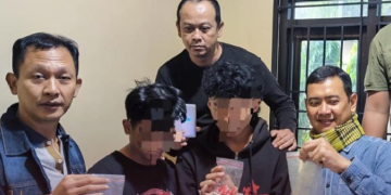 Dua orang ditangkap Polres Majalengka terkait narkoba. Barang bukti ditemukan disejumlah tempat.