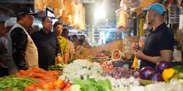 Pasar Tanjungsari sudah menggunakan Qris, kata Pj Bupati Sumedang Yudia Ramli saat kunjungan ke pasar itu Kamis 11 Juli 2024.