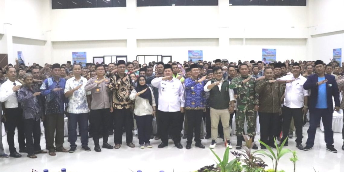 LOMBA KAMPUNG BERSIH TAMBUN UTARA : Pj Bupati Bekasi Dani Ramdan menghadiri sosialisasi lomba kampung bersih yang diikuti 908 RT/RW dan Kepala Desa, di Gedung Serbaguna Kecamatan Tambun Utara, pada Rabu (17/7/2024) malam. Foto : Andi Imanuddin/Newsroom Diskominfosantik.