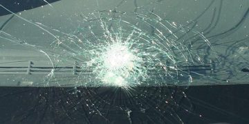 Ilustrasi pecah kaca mobil.(Foto:Istimewa).