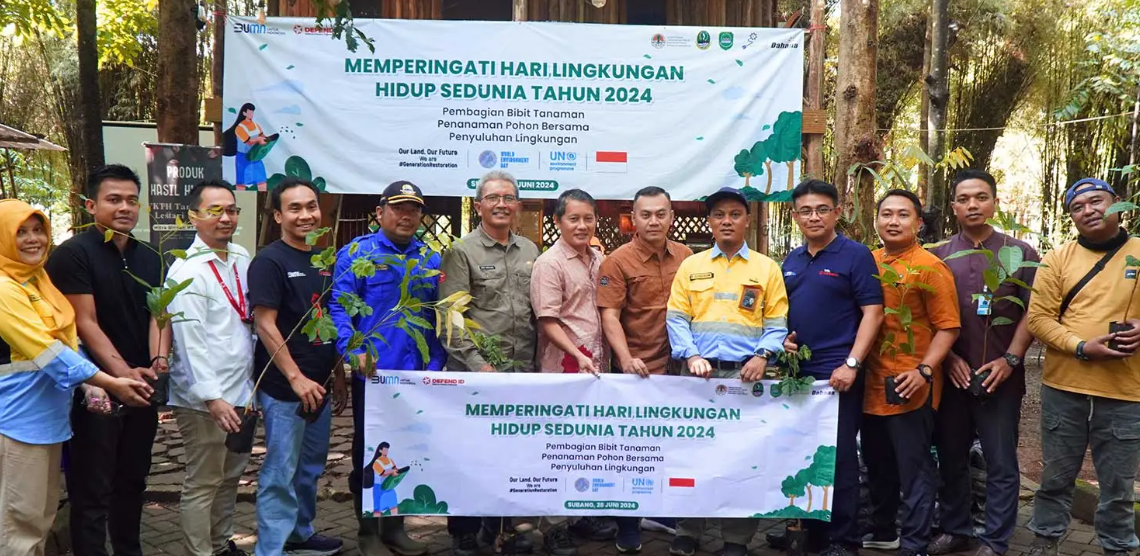 PT Dahana serahkan 1.000 bibit tanaman ke Kelompok Tani Hutan (KTH) Tangkalna Lestari dan Cabang Dinas Kehutanan (CDK) II Provinsi Jawa Barat.