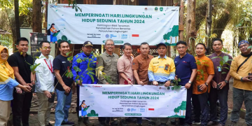 PT Dahana serahkan 1.000 bibit tanaman ke Kelompok Tani Hutan (KTH) Tangkalna Lestari dan Cabang Dinas Kehutanan (CDK) II Provinsi Jawa Barat.