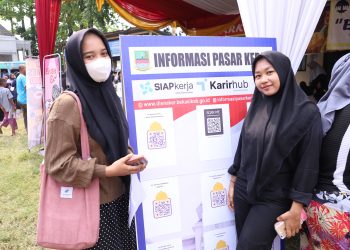 Para fresh graduate memenuhi stand pelayanan Dinas Ketenagakerjaan (Disnaker) Kabupaten Bekasi dalam program Botram Desa. Mereka antre untuk mengurus pembuatan kartu kuning dan mendapatkan informasi pasar kerja. Stand ini berlokasi di Halaman Kantor Desa Jejalen Jaya, Kecamatan Tambun Utara, pada Rabu (24/07/2024).

[FOTO : ENDAR RAZIQ B / NEWSROOM DISKOMINFOSANTIK]