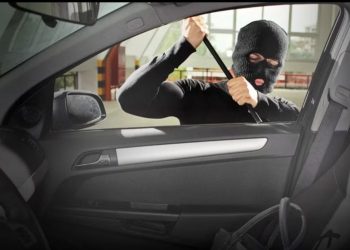 Ilustrasi aksi pencurian modus pecah kaca mobil.(Foto:Istimewa).