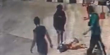 Tangkapan layar aksi pengeroyokan pemuda terekam CCTV di SPBU di Sumedang.(Foto:Istimewa).