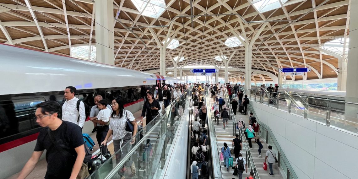 Penumpang di Stasiun Kereta Cepat Whoosh saat libur sekolah 2024