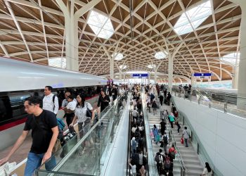 Penumpang di Stasiun Kereta Cepat Whoosh saat libur sekolah 2024