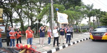 Penjabat Bupati Kuningan Raden Iip Hidajat melepas peserta pawai tabungan Ciremaiku yang merupakan pegawai dari Bank Perekonomian Rakyat/Syariah se-wilayah Ciayumajakuning.