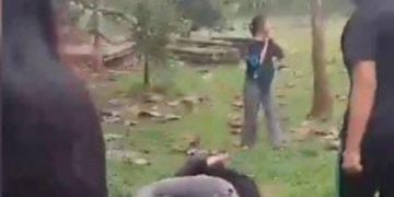Tangkapan layar video viral perkelahian dua wanita remaja di Kabupaten Sumedang, Jawa Barat.(Foto:Istimewa).