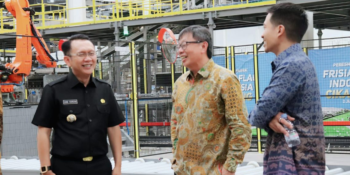 Pj Bupati Bekasi Dani Ramdan menghadiri acara peresmian pabrik baru PT. Frisian Flag Indonesia (FFI) di Kawasan Greenland International Industrial Center (GIIC) Kota Deltamas, Sukamahi, Cikarang Pusat, pada Selasa (2/7/2024). Foto : Jaja Jaelani/Newsroom Diskominfosantik.