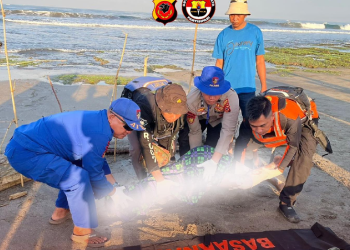 Polres Garut temukan salah satu korban wisatawan yang hilang terseret ombak laut pada Sabtu (13/7/24) pukul 06.30 Wib.