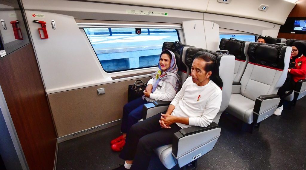 Presiden Jokowi didampingi Ibu Iriana Joko Widodo menggunakan moda transportasi KCJB Whoosh untuk melakukan kunjungan kerja ke Jawa Barat, Jumat (19/07/2024) untuk membuka putaran Piala Presiden 2024 di Stadion Si Jalak Harupat Soreang Kabupaten Bandung. (Foto: BPMI Setpres/Vico)