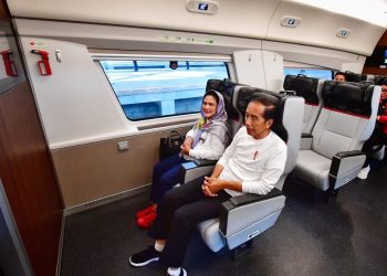 Presiden Jokowi didampingi Ibu Iriana Joko Widodo menggunakan moda transportasi KCJB Whoosh untuk melakukan kunjungan kerja ke Jawa Barat, Jumat (19/07/2024) untuk membuka putaran Piala Presiden 2024 di Stadion Si Jalak Harupat Soreang Kabupaten Bandung. (Foto: BPMI Setpres/Vico)