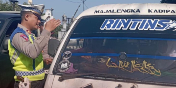 Satuan Lalu Lintas (Satlantas) Polres Majalengka bersama instansi terkait telah menggelar kegiatan pemasangan leaflet dan stiker Operasi Patuh Lodaya 2024 di Jalan KH Abdul Halim, Majalengka, hari ini (23/7/2024).