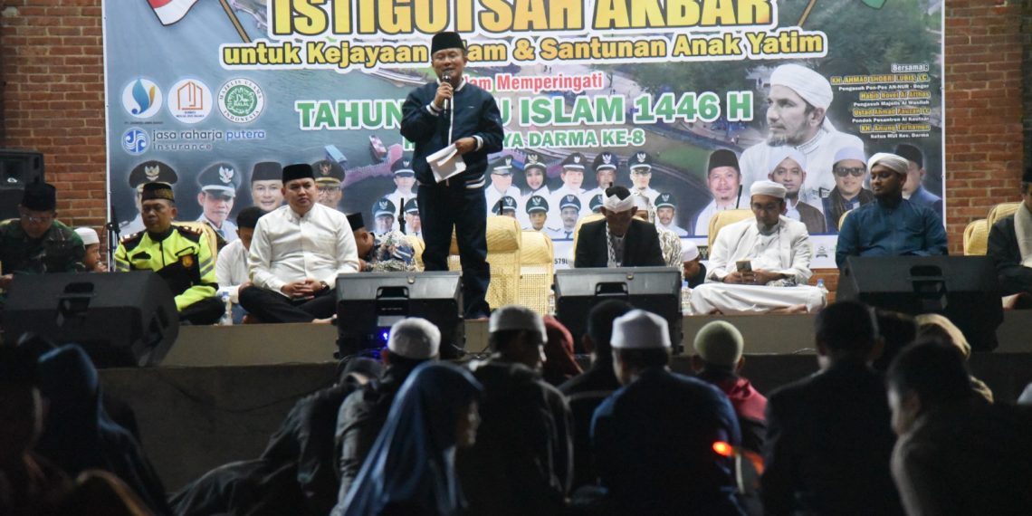Wisata Waduk Darma Kuningan lokasi Istighosah Akbar dan Santunan Anak Yatim dalam rangka memperingati Tahun Baru Islam 1446 H serta Haul Auliya Darma ke-8. Sekretaris Daerah Kabupaten Kuningan Dian Rachmat Yanuar hadir mewakili Penjabat Bupati Kuningan.