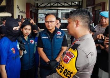 Ibu rumah tangga berinisial FS, asal Soreang, Kabupaten Bandung, ditangkap Satresnarkoba Polres Cimahi, karena menjadi pengedar sabu.(Foto:Istimewa).