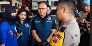 Ibu rumah tangga berinisial FS, asal Soreang, Kabupaten Bandung, ditangkap Satresnarkoba Polres Cimahi, karena menjadi pengedar sabu.(Foto:Istimewa).