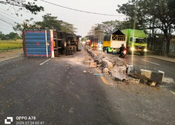 Truk terguling Senin 29 Juli 202 sekitar pukul 03.00 WIB di jalan by pass dari arah Losari menuju Cirebon. Lokasi itu masuk kawasan Desa gebang Ilir Kecamatan Gebang Kabupaten Cirebon Jawa Barat.