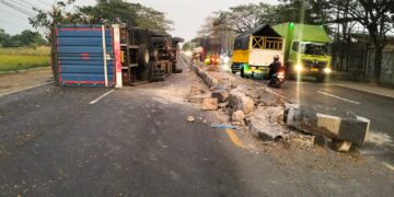 Truk terguling Senin 29 Juli 202 sekitar pukul 03.00 WIB di jalan by pass dari arah Losari menuju Cirebon. Lokasi itu masuk kawasan Desa gebang Ilir Kecamatan Gebang Kabupaten Cirebon Jawa Barat.