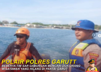 Polres Garut beserta tim gabungan cari dua orang remaja terseret ombak Pantai Karangpapak Kabupaten Garut.