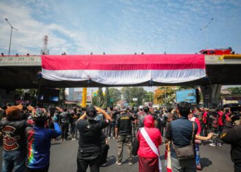 Dalam rangka memperingati Hari Kemerdekaan Republik Indonesia ke-79, komunitas relawan Sumedang menggelar upacara dan membentangkan bendera merah putih raksasa di Bukit Batu Kerud, Desa Jatihurip, Kecamatan Sumedang Utara.(FOTO: Humas Pemkab Sumedang)