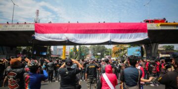 Dalam rangka memperingati Hari Kemerdekaan Republik Indonesia ke-79, komunitas relawan Sumedang menggelar upacara dan membentangkan bendera merah putih raksasa di Bukit Batu Kerud, Desa Jatihurip, Kecamatan Sumedang Utara.(FOTO: Humas Pemkab Sumedang)