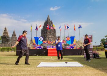 Atraksi Pacu Xpang menjadi pembuka penampilan olahraga tradisional negara-negara ASEAN pada hari ke-2 (10/8) gelaran ASEAN Sports Day di Sisi Utara Pelataran Candi Prambanan, Kabupaten Sleman, Yogyakarta. (foto:dok/deputi3)