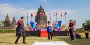 Atraksi Pacu Xpang menjadi pembuka penampilan olahraga tradisional negara-negara ASEAN pada hari ke-2 (10/8) gelaran ASEAN Sports Day di Sisi Utara Pelataran Candi Prambanan, Kabupaten Sleman, Yogyakarta. (foto:dok/deputi3)