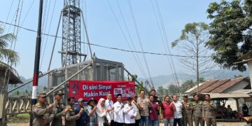 Pemerintah Kabupaten (Pemkab) Bogor melalui Dinas Komunikasi dan Informatika (Diskominfo) kembali berhasil menghadirkan sinyal di daerah blank spot. Kali ini, Desa Cipinang di Kecamatan Rumpin, Kabupaten Bogor, merasakan manfaat tersebut pada Rabu, 21 Agustus 2024.(FOTO: Humas Pemkab Bogor)