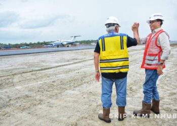 Proses uji coba lepas landas dan pendaratan yang menggunakan pesawat kalibrasi jenis King Air tipe 200 PK CAO berjalan mulus dan lancar.

Menteri Perhubungan Budi Karya Sumadi dan Menteri Pekerjaan Umum dan Perumahan Rakyat (PUPR) Basuki Hadimuljono turut menyaksikan langsung proses uji coba tersebut.(FOTO: Kemenhub)